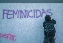 Violencia juvenil en España: Cuando los menores se convierten en agresores y el sistema falla en prevenirlo a person writing on a wall with graffiti