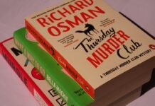 Las novelas que definirán el otoño literario: guía para lectores exigentes en el último trimestre de 2026 Three books stacked on top of each other