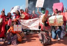 Mujeres al Frente del Sindicalismo: La Revolución Silenciosa que Transforma el Mundo Laboral a group of people holding signs and banners