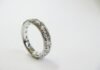 Alianza Estratégica en el Pacífico: Colombia, Ecuador y EEUU Unen Fuerzas Contra el Narcotráfico y el Crimen Organizado a wedding ring with a lot of diamonds on it