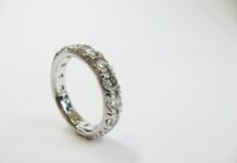 Alianza Estratégica en el Pacífico: Colombia, Ecuador y EEUU Unen Fuerzas Contra el Narcotráfico y el Crimen Organizado a wedding ring with a lot of diamonds on it