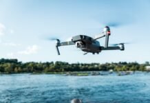 Pilotos de Drones: La Profesión del Futuro que ya Demanda el Mercado Laboral Español black DJI Mavi quadcopter near body of water