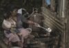 Nepal bajo las aguas: la tragedia de las inundaciones y la búsqueda desesperada de ciudadanos españoles desaparecidos woman cooking while cuddling a child