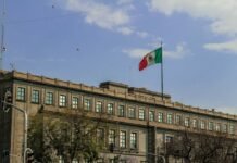 Maximiliano Caldas: El técnico que conquistó Países Bajos y ahora lidera a España hacia la gloria mundialista a large building with a flag on top of it
