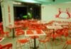 Péptidos para ganar músculo y perder grasa: la controvertida tendencia que desafía la regulación médica tradicional Empty restaurant interior with red tables and chairs at night