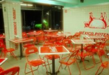 Péptidos para ganar músculo y perder grasa: la controvertida tendencia que desafía la regulación médica tradicional Empty restaurant interior with red tables and chairs at night