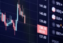 Estrategias de inversión en Bolsa para el último trimestre: sectores con mayor potencial de revalorización A digital financial candlestick chart showing market trends on a dark screen