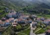 La Nova Creu Alta vuelve a latir: El Sabadell resucita el fútbol profesional con una victoria histórica ante el Almería A picturesque village nestles amongst green hills