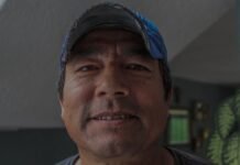 Carlos Espinosa de los Monteros: El legado de un servidor público entregado a España man wearing blue curve-brim cap