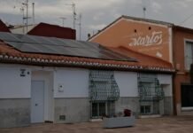El ahorro de los españoles resiste: más depósitos bancarios que hace un año pese al gasto vacacional A building with a solar panel on the roof