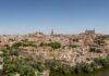 El turismo en la provincia de Toledo despega: los viajeros miran más allá de la ciudad imperial Historic city panorama with river under clear blue sky