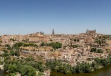 El turismo en la provincia de Toledo despega: los viajeros miran más allá de la ciudad imperial Historic city panorama with river under clear blue sky