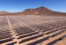El Dilema Solar de España: Qué Hacer con Millones de Paneles Fotovoltaicos al Final de su Vida Útil landscape photography of blue solar panels