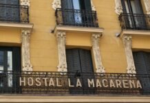 La Macarena apuesta por la renovación: claves del ambicioso plan para transformar la Madrugada sevillana en 2027 a yellow building with a sign that says hotel amaarena