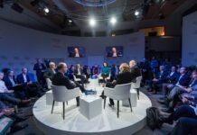 El debate sobre la acogida de menores migrantes: entre la responsabilidad institucional y el discurso político people in conference