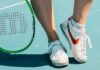 El tenis mundial en shock: La caída de Djokovic en el US Open y lo que nos dice del nuevo orden del tenis person wearing white and red nike athletic shoes