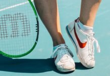 El tenis mundial en shock: La caída de Djokovic en el US Open y lo que nos dice del nuevo orden del tenis person wearing white and red nike athletic shoes