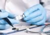 Estatuto Marco sanitario: el Gobierno avanza sin consenso mientras los médicos mantienen la amenaza de huelga person in blue gloves holding white usb cable