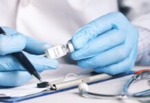 Estatuto Marco sanitario: el Gobierno avanza sin consenso mientras los médicos mantienen la amenaza de huelga person in blue gloves holding white usb cable