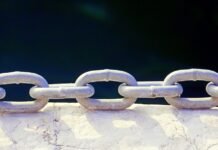 Resistencia Antibiótica en la Cadena Alimentaria: Cuando las Bacterias Viajan del Campo al Plato Close-up view of a heavy metal chain