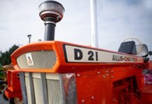 Alivio fiscal en el diésel: claves del nuevo descuento de 20 céntimos y qué significa para tu bolsillo a close up of the front of a tractor