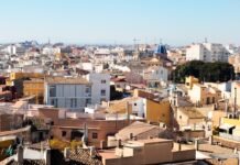 Valencia Smart City: La Evolución de las ETLs y el Papel Clave de las Librerías Compartidas en la Gestión de Datos Urbanos aerial view of city buildings during daytime