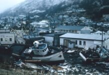 El Almirante Cervera y el Desastre del 98: Cuando el Honor Vale Más que la Victoria Fishing boats grounded on debris in a coastal town after a natural disaster
