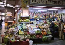 El mercado de verano que no duerme: fichajes, tensiones y el eterno problema de las inscripciones en el fútbol español a fruit and vegetable stand in a market