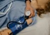 Preeclampsia: El diagnóstico temprano que podría salvar miles de vidas durante el embarazo a person sitting on a bed