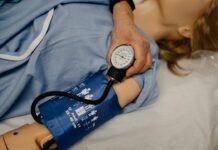 Preeclampsia: El diagnóstico temprano que podría salvar miles de vidas durante el embarazo a person sitting on a bed