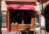 El Mundial 2026 como tabla de salvación: La apuesta de Trump para reactivar el turismo en Estados Unidos Restaurant entrance with red awning and wooden bench
