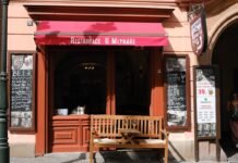 El Mundial 2026 como tabla de salvación: La apuesta de Trump para reactivar el turismo en Estados Unidos Restaurant entrance with red awning and wooden bench