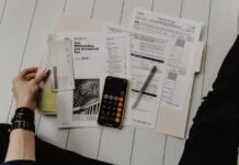 El impuesto de sucesiones como herramienta de equidad social: ¿por qué gravar las herencias puede ser justo y necesario? person holding paper near pen and calculator