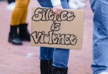 El discurso de la violencia política en los medios: cuando la libertad de expresión cruza líneas peligrosas person holding i love you printed paper