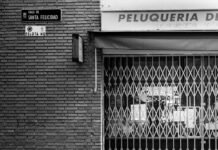 Telefónica cierra una era: la venta de Gran Vía 28 marca el fin de un símbolo y el inicio de una nueva estrategia corporativa grayscale photo of metal gate