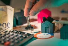 El peso de la vivienda: por qué las hipotecas dominan la deuda familiar en España y qué significa para la economía del hogar hand holding key over house models