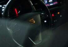 SEAT ante el ocaso de una marca histórica: el futuro pertenece a Cupra en el universo Volkswagen black car steering wheel with yellow light