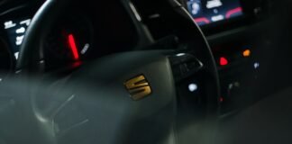 SEAT ante el ocaso de una marca histórica: el futuro pertenece a Cupra en el universo Volkswagen black car steering wheel with yellow light
