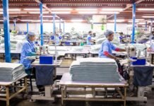 El Mercado Laboral de Estados Unidos Sorprende con 162.000 Nuevos Empleos en Agosto: Señales de una Economía Resiliente Workers sew textiles in a large factory setting