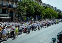 Tensión en el Estrecho: La marcha por Ceuta y Melilla que sacude las relaciones entre España y Marruecos a large group of people on a street