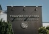 Universidad Fidélitas: Un hito histórico en la educación y logística sostenible de Latinoamérica a sign on the side of a building that says travavska university