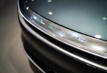 Cupra: El Futuro de la Automoción Española que Volkswagen Decide Proteger a Costa de Seat a close up of the emblem on a car