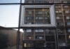 Ceuta ante el espejo: entre la identidad, la geopolítica y el abandono institucional A reflection of a building in a window
