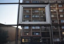 Ceuta ante el espejo: entre la identidad, la geopolítica y el abandono institucional A reflection of a building in a window