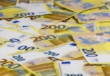 RTVE y sus 1.200 millones: El debate sobre la televisión pública que todos los españoles financian A pile of twenty euros bills