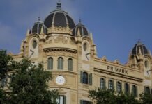 Universidad pública vs. privada en Andalucía: El debate sobre el modelo educativo que divide a la región Ornate building with primark sign under blue sky