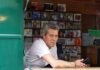 Carlos Alcaraz Demuestra su Grandeza en el US Open: Una Victoria que Reafirma su Condición de Élite Mundial Man at record store looks pensive