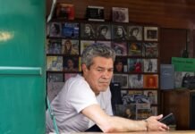 Carlos Alcaraz Demuestra su Grandeza en el US Open: Una Victoria que Reafirma su Condición de Élite Mundial Man at record store looks pensive