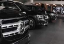 El Corte Inglés y Mercedes-Benz Fashion Week Madrid: Una Alianza que Redefine el Futuro de la Moda Española a row of cars parked in a parking garage