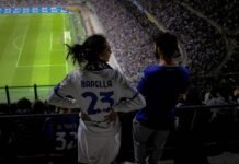 Martín Landaluce y la Copa Sevilla: La transición estratégica que podría definir su temporada en tierra batida a couple of people that are standing in front of a soccer field